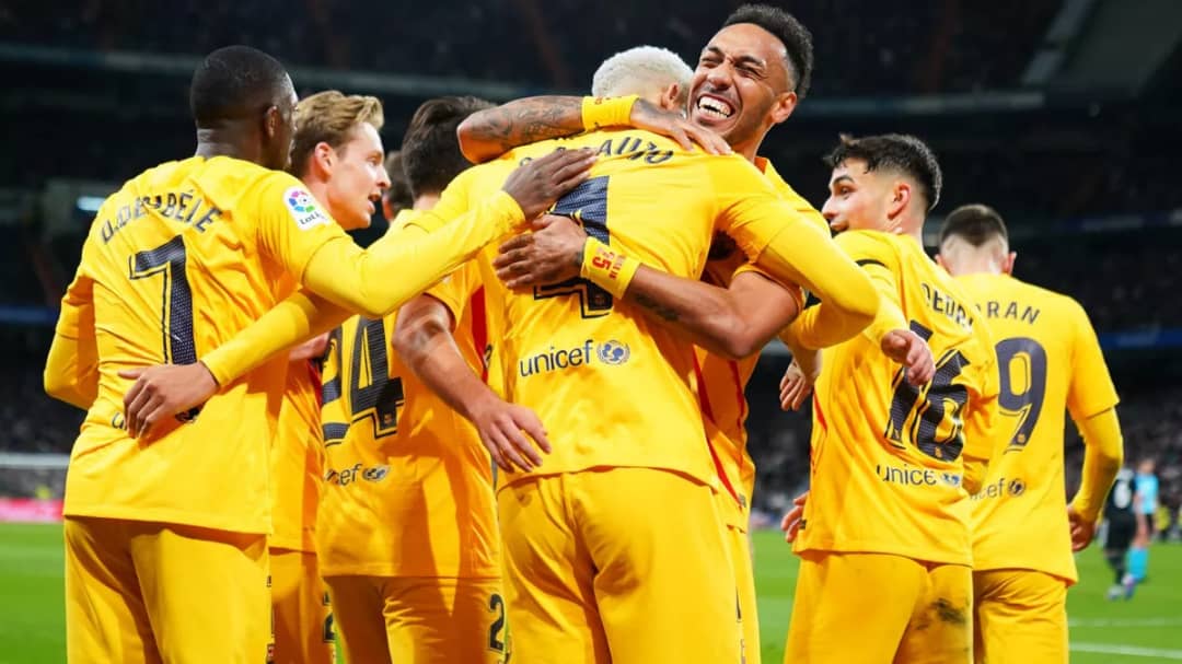 Liga: le Barça écrase le Real Madrid et s’empare du clasico grâce à un coup de maître de Xavi