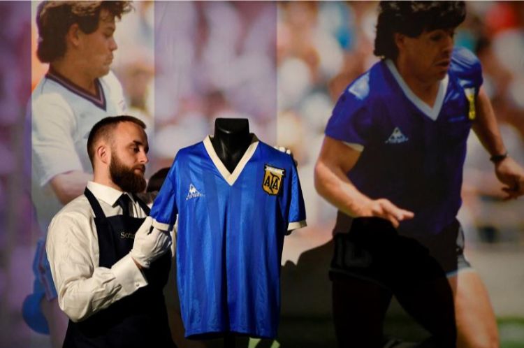 Un maillot mythique de Maradona vendu aux enchères pour 8,8 millions d’euros