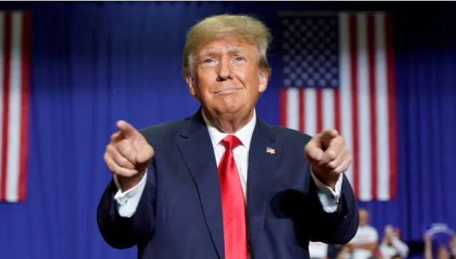 Donald Trump attaque CNN en justice et réclame $ 475 millions en dommages et intérêts