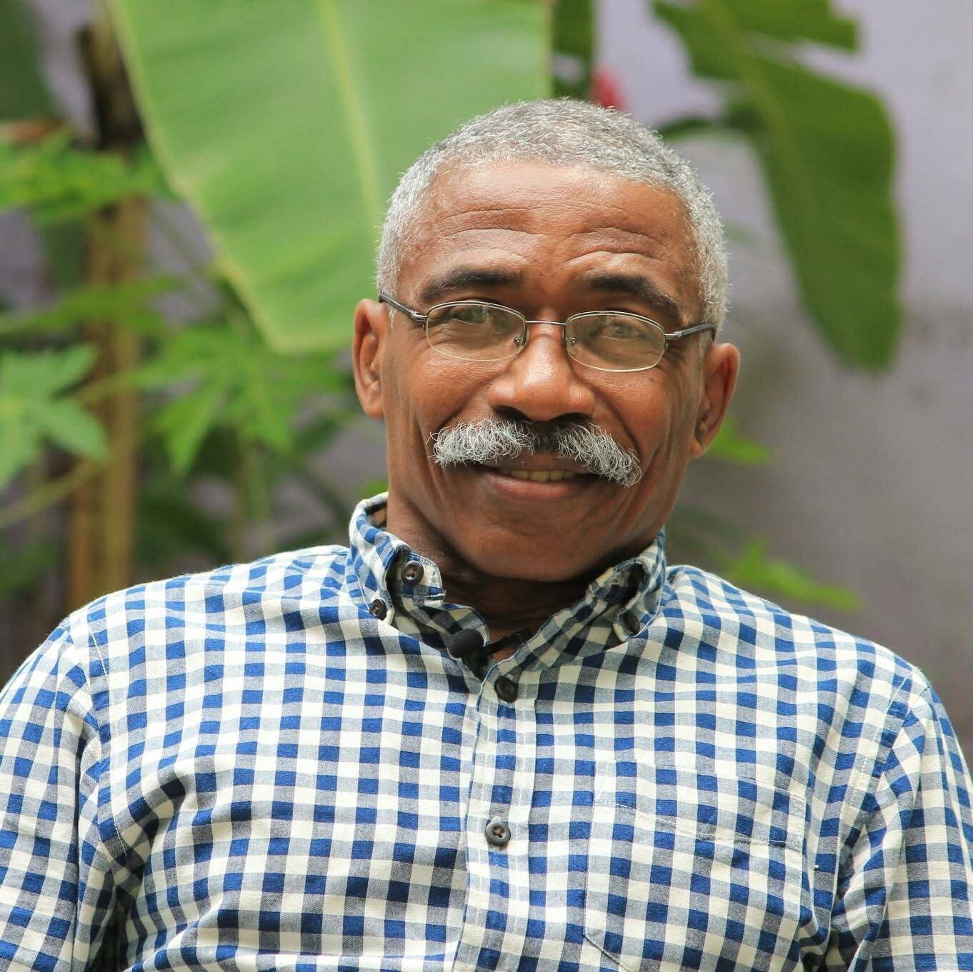 Un PP Dumont, chroniqueur sportif en Haïti, vaut mieux que cent quarante-neuf parlementaires multipliés par dix années.