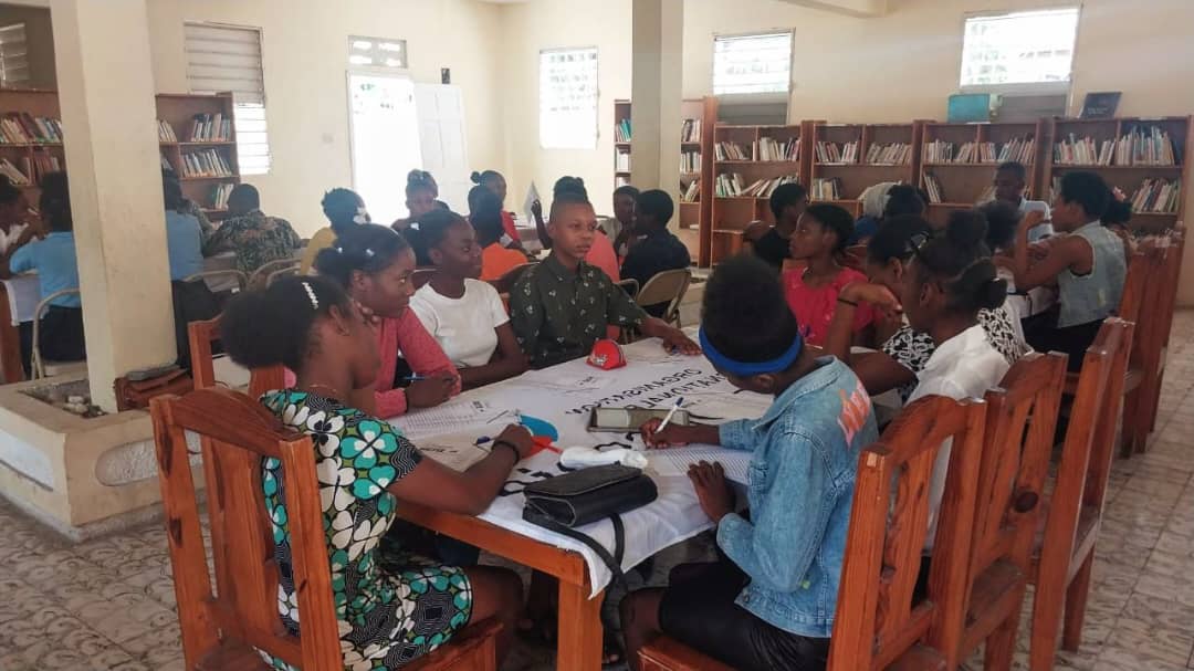 La DNL de monsieur Ernst Saint Louis, debout pour la Quinzaine de la Francophonie.