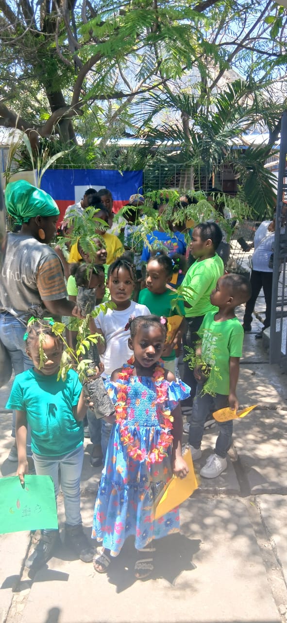 Des sourires et des plantules : les enfants des Gonaïves pour un avenir vert