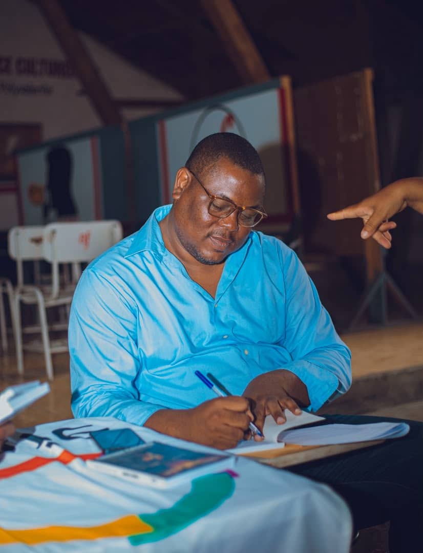 Beken Petit-Homme : une séance de dédicace réussie à l’Alliance Française des Gonaïves pour la Fête Dieu